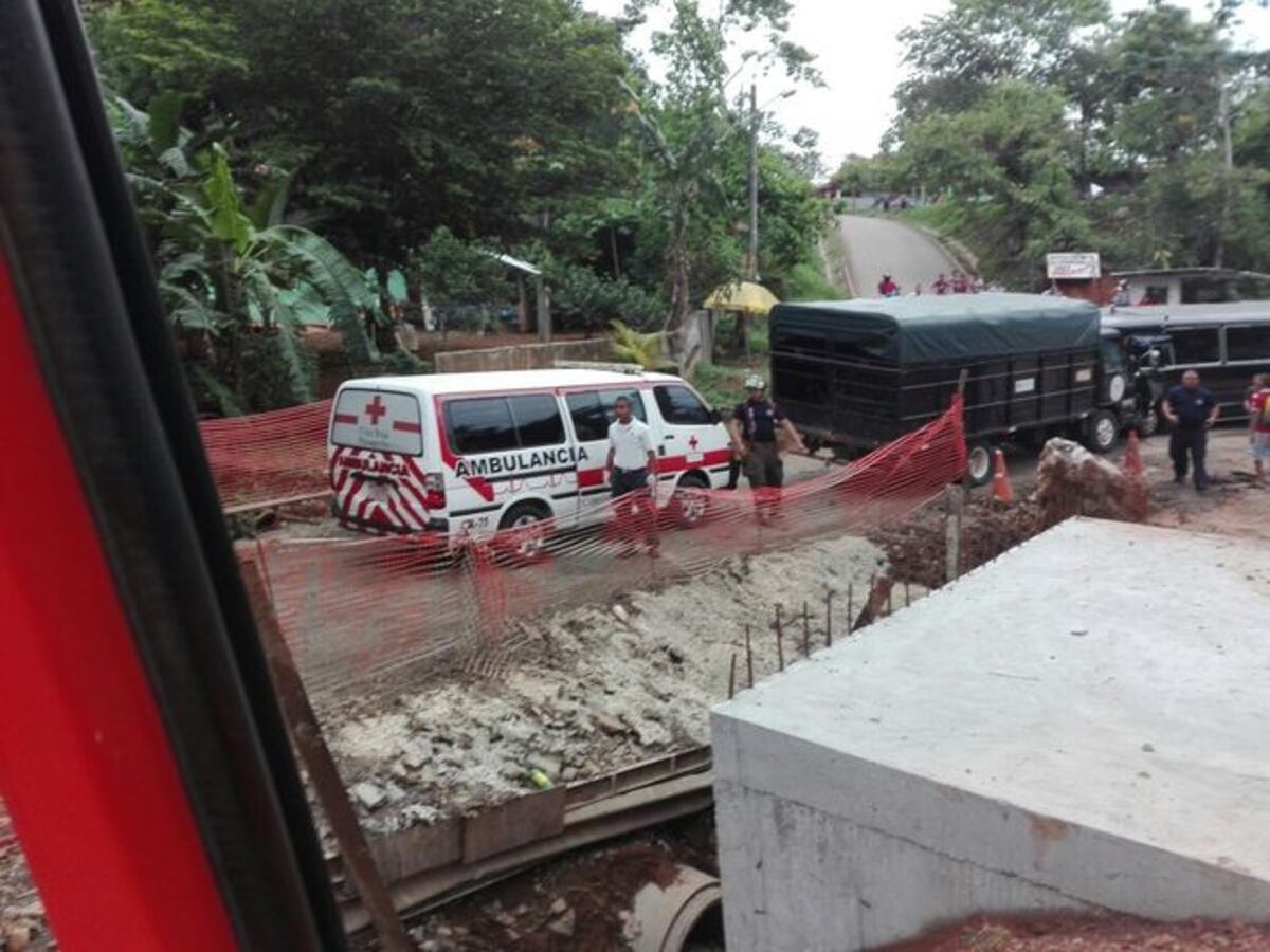 ¡AY, POR DIOS! Un bus y un camión colisionan de frente en La Chorrera