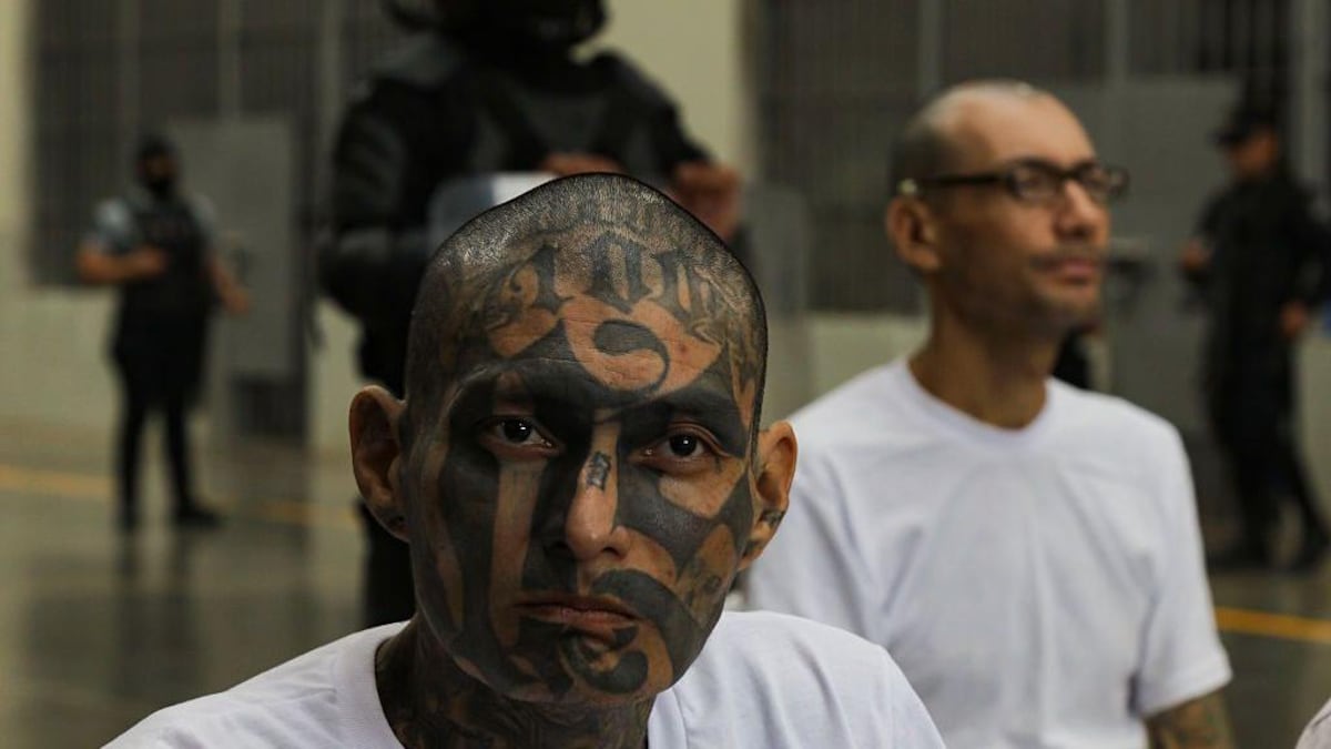 Bukele abre la puerta a liberar anticipadamente a miles de presos vinculados con las pandillas