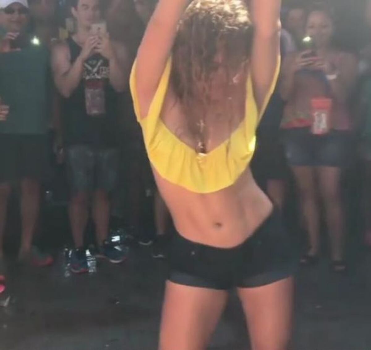 ¡AY, MADRE! No estaba en tragos. Liza le da su pa'tras a 'envidiosas'