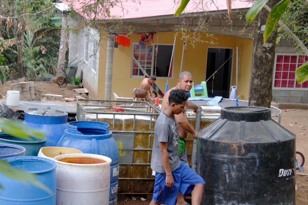 Minsa distribuye agua en Mocambo ante crisis de coronavirus