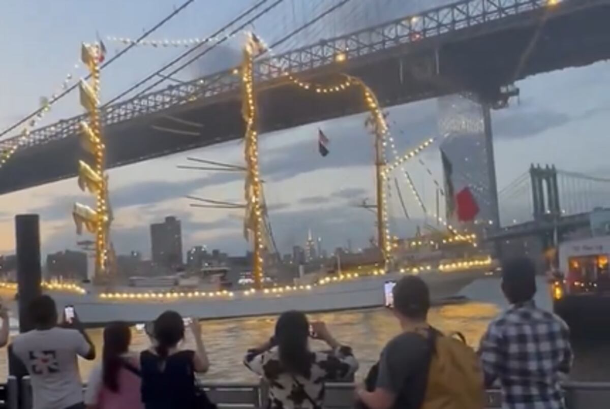 Buque mexicano Cuauhtémoc choca contra el puente de Brooklyn