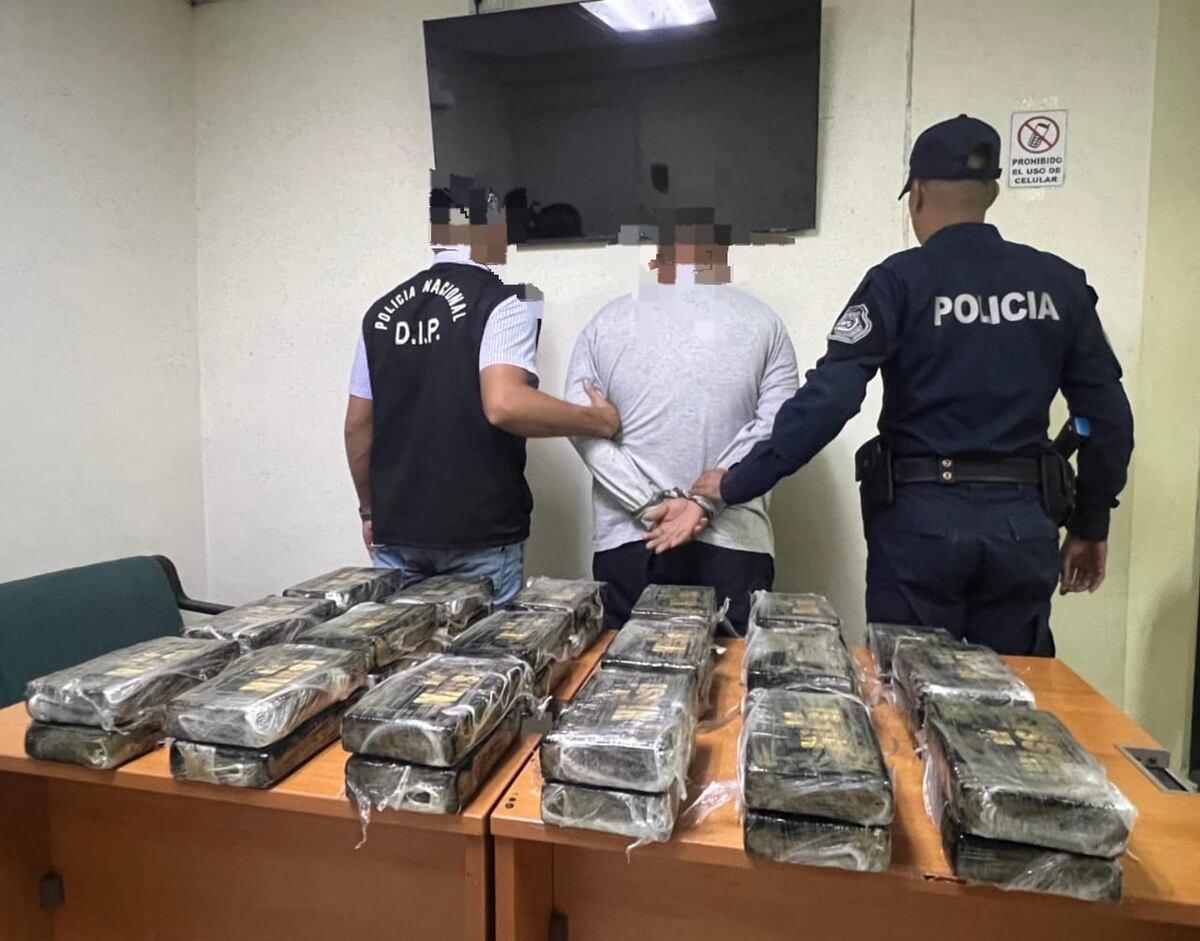 Aeronavales incautan 848 paquetes de presunta droga y capturan a seis personas en Las Perlas