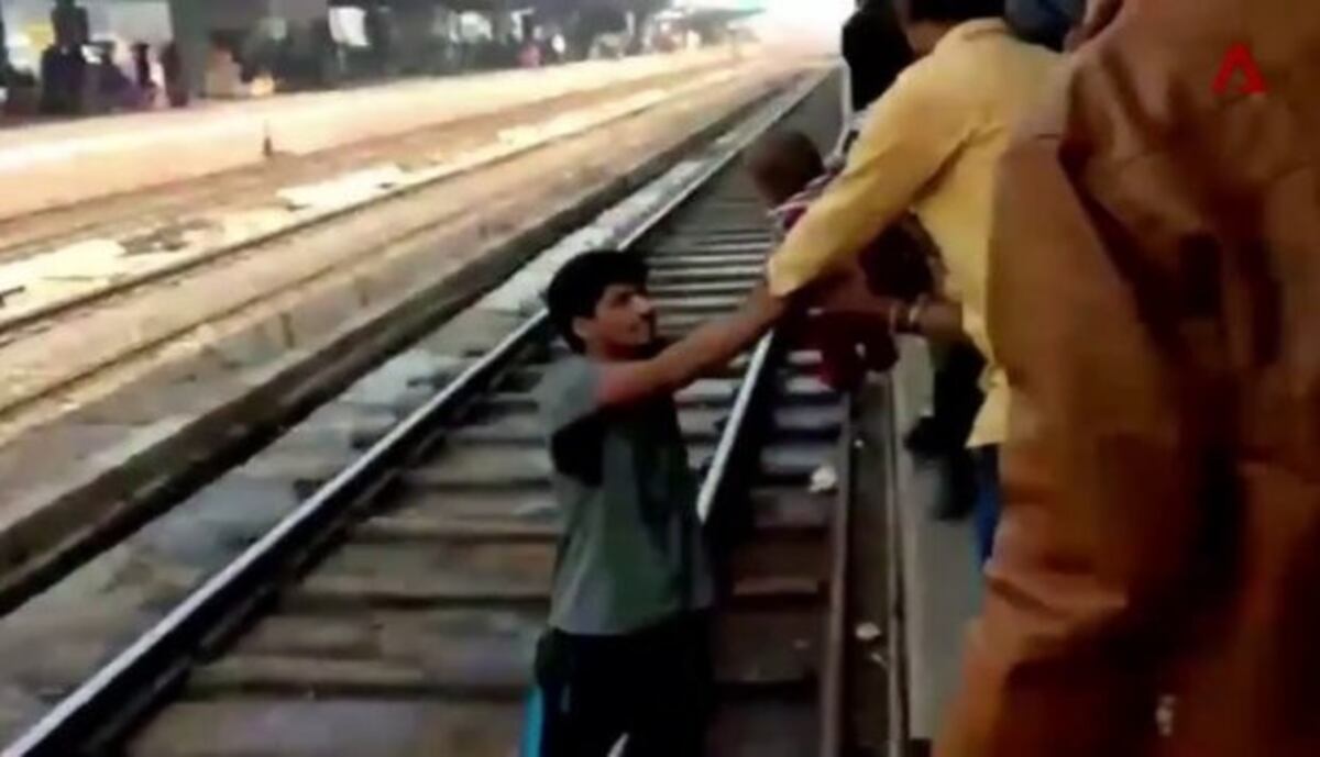 Tren pasa por encima de bebé, que termina sin un rasguño | Video sensible