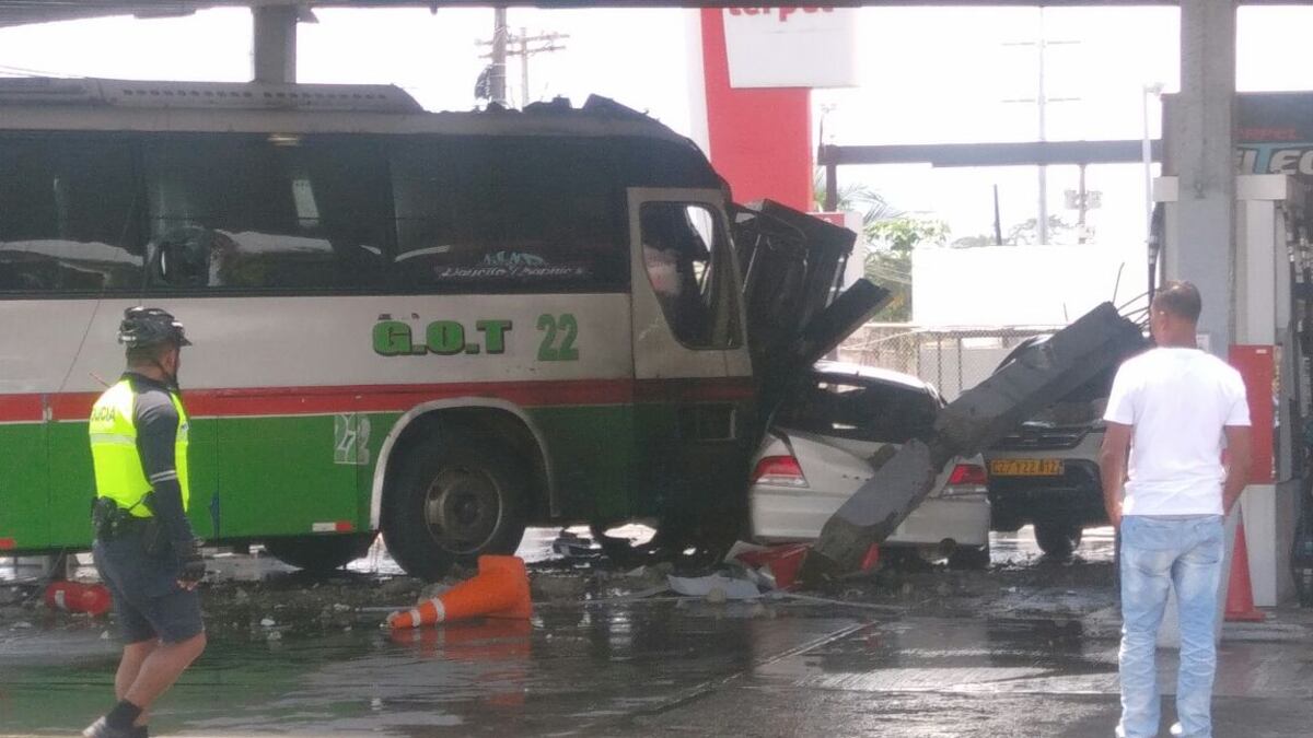 REPORTAN UN MUERTO. Bus colisiona con auto en gasolinera y produce una explosión