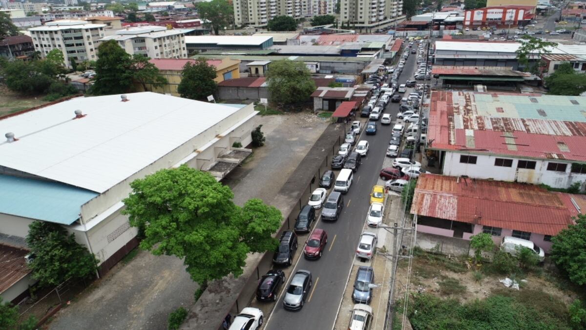 Tranque cerca de los centros de votación. Panameños caminan para llegar a tiempo a ejercer su derecho