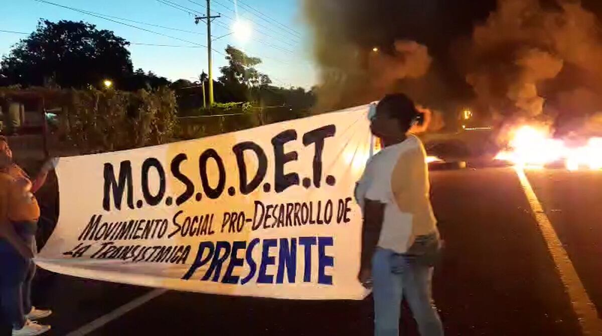 Colón amanece con cierres de calles; exigen agua y trabajo