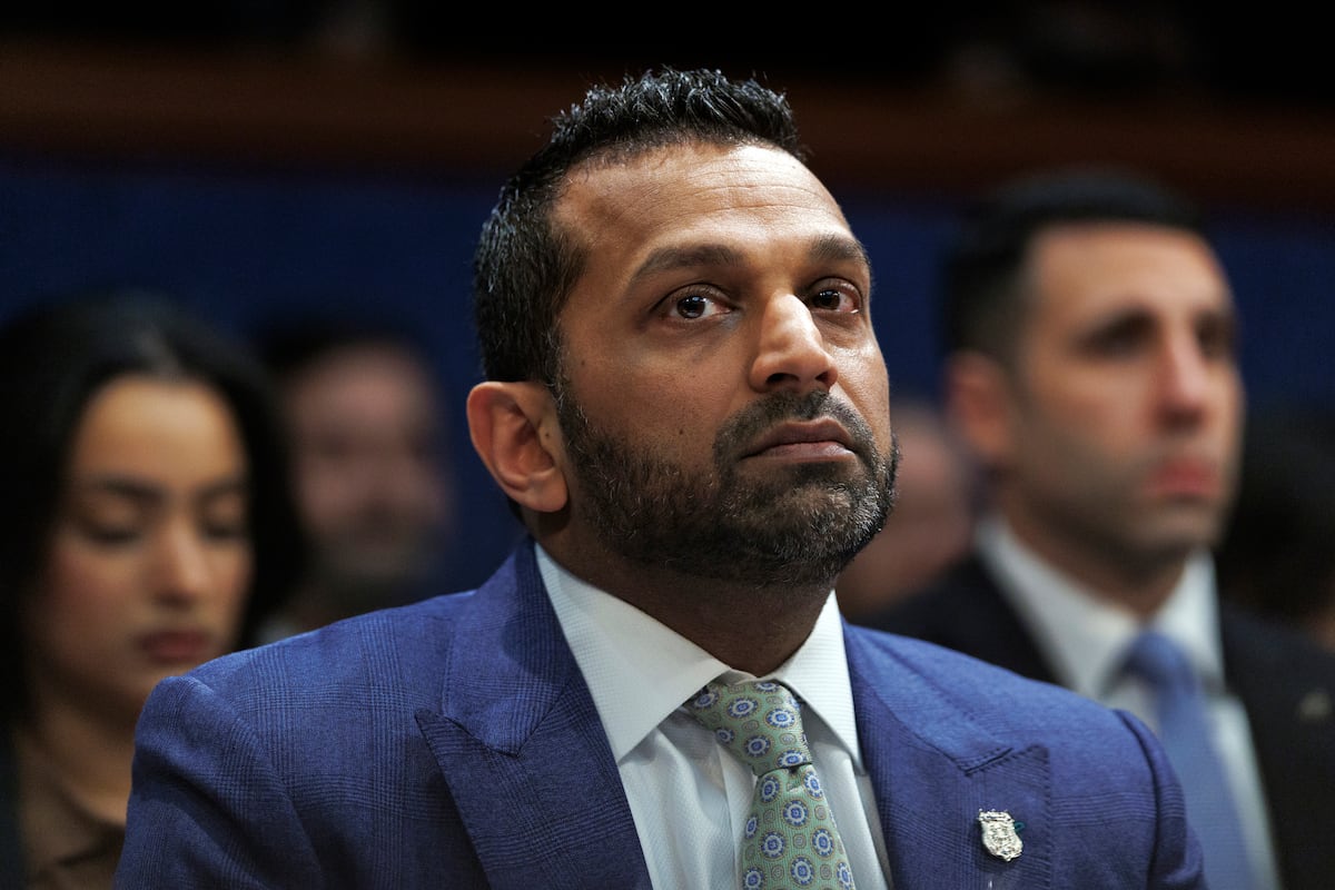 Grupo proiraní piratea el correo personal del director del FBI y difunde fotos suyas 