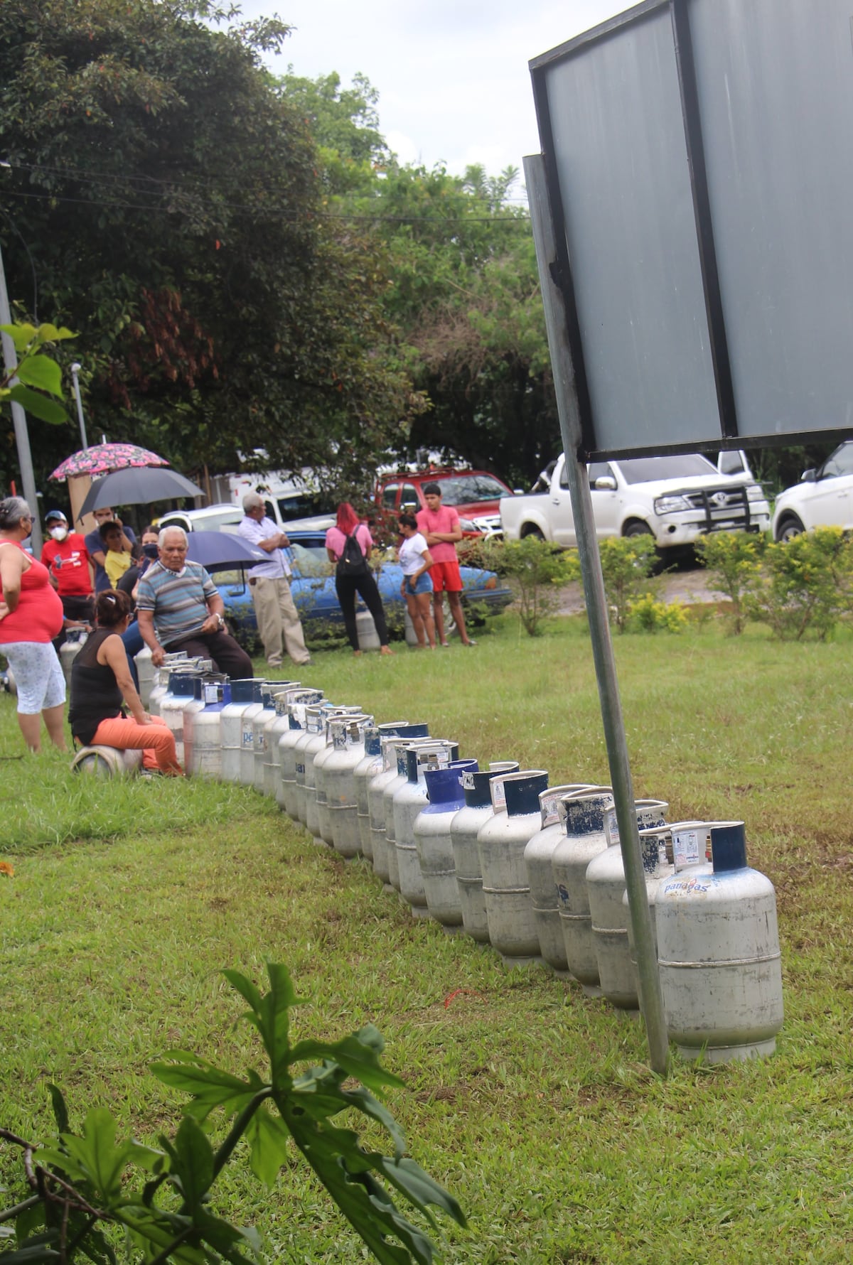 Chiricanos hacen largas filas para obtener combustible y gas licuado