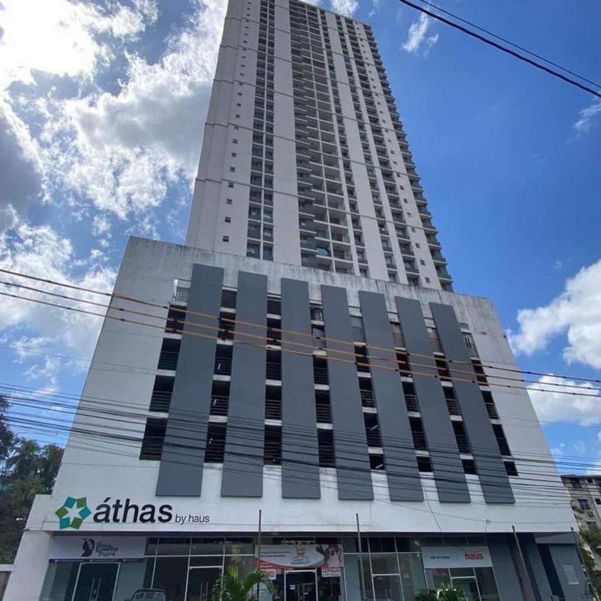 Residentes están alarmados. Parte de la estructura del PH Athas, cerca de la 12 de Octubre, se desploma