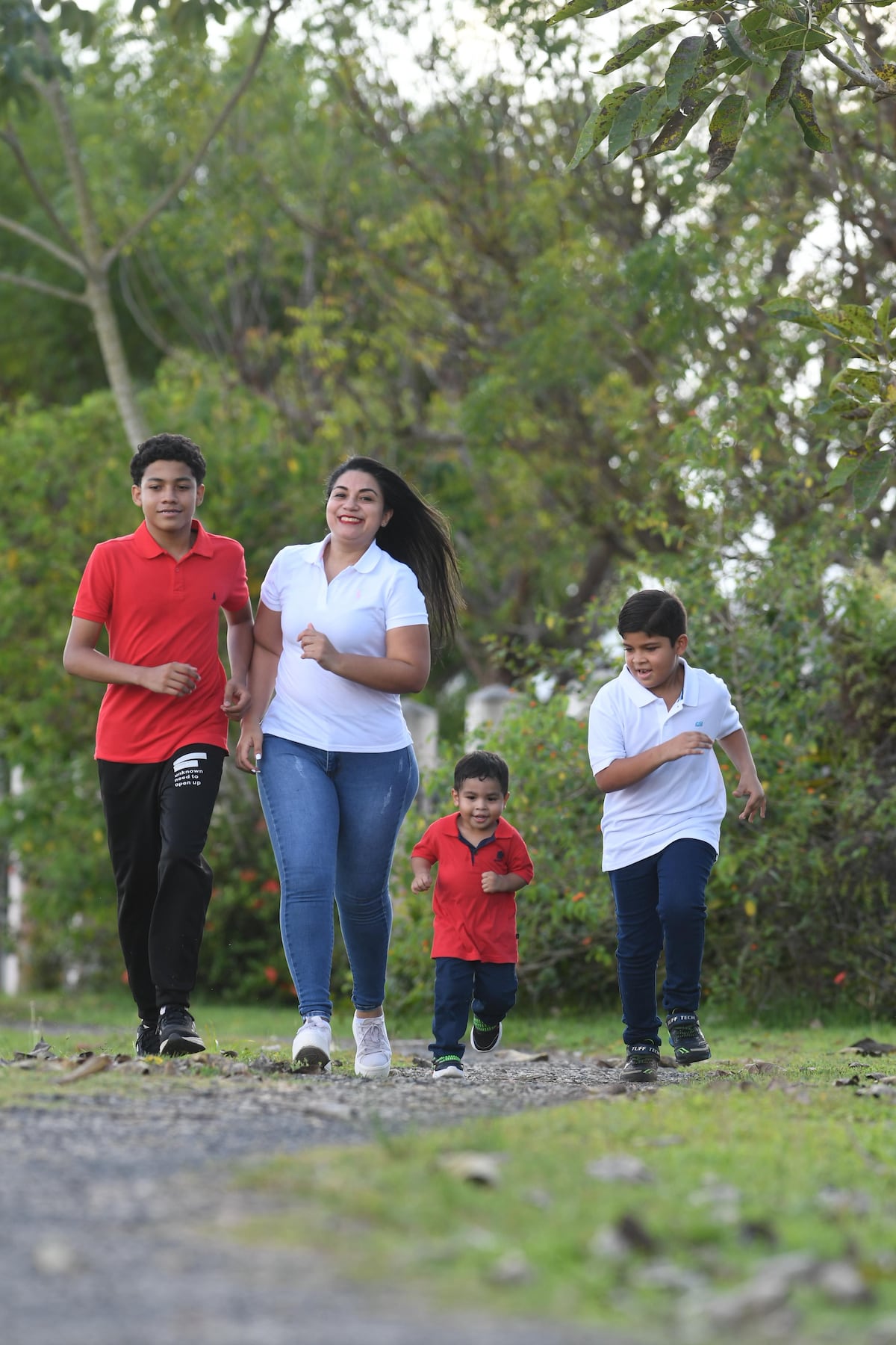 El amor al aire libre: Una madre y tres niños en el lente de Elyseé Fernández