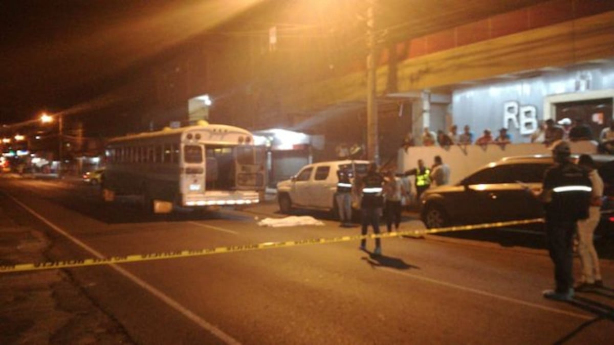 Su último viaje.Trató de subirse a un bus, pero terminó muerto