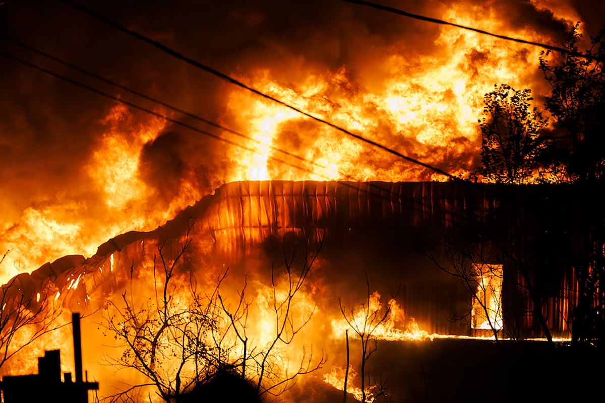Vientos de 150 km/h impiden apagar el incendio en Grecia, que arrasa Ática y amenaza Atenas.
