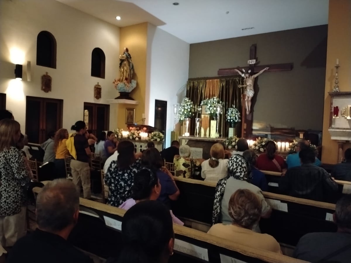 Santiago vive con fervor el recorrido de las siete iglesias