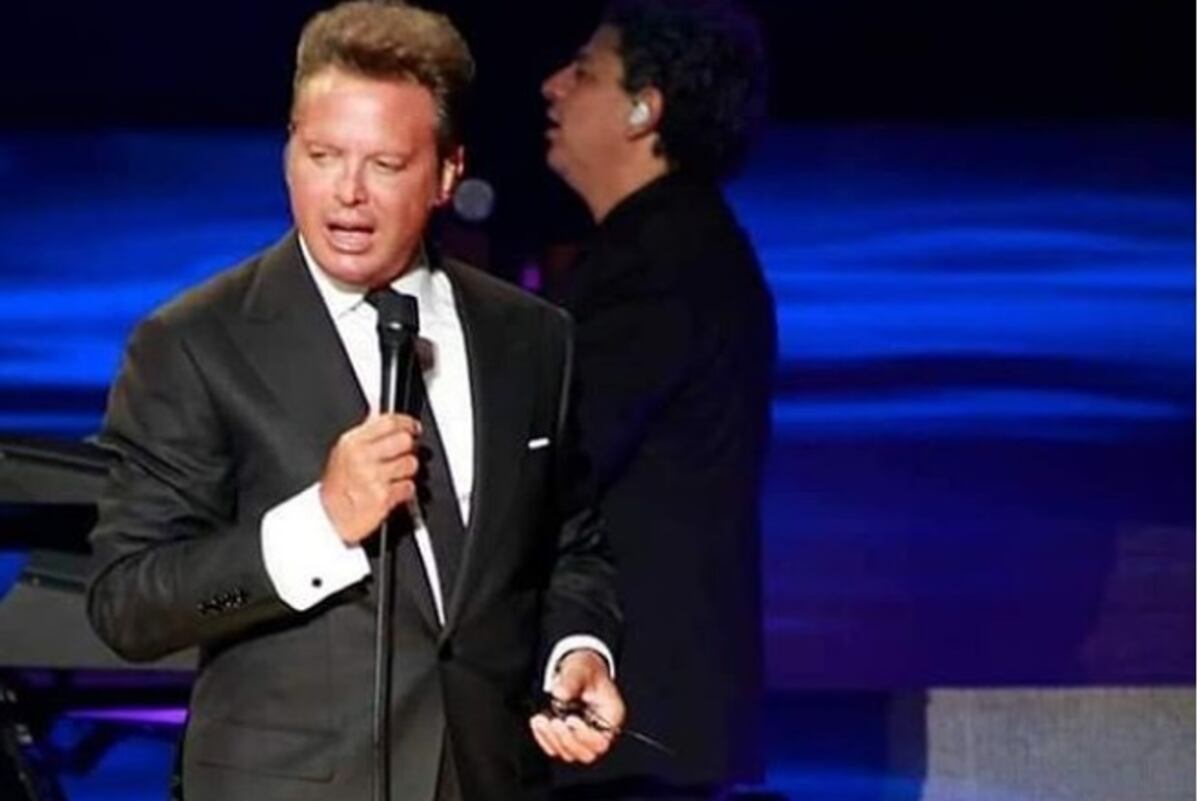 Luis Miguel muestra su momento más tierno y fan lo besa en la boca en concierto