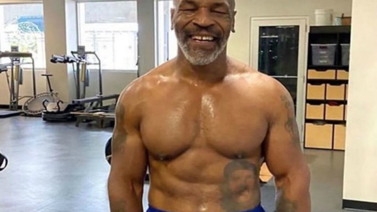 Mike Tyson forma tremenda pelea, mientras  sigue buscando rival para su combate benéfico. Video