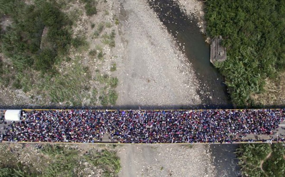 Las fotos de venezolanos huyendo hacia Colombia que dan la vuelta al mundo