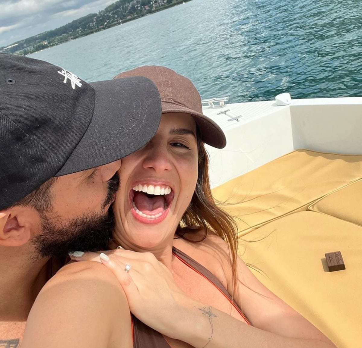 ‘Le dieron el anillo’ Andrea Pérez Meana se comprometió en pleno viaje