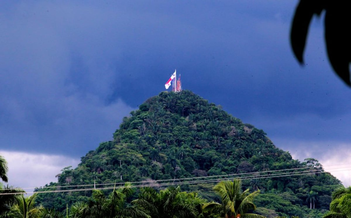 Bandera del cerro Ancón es retirada por un mes
