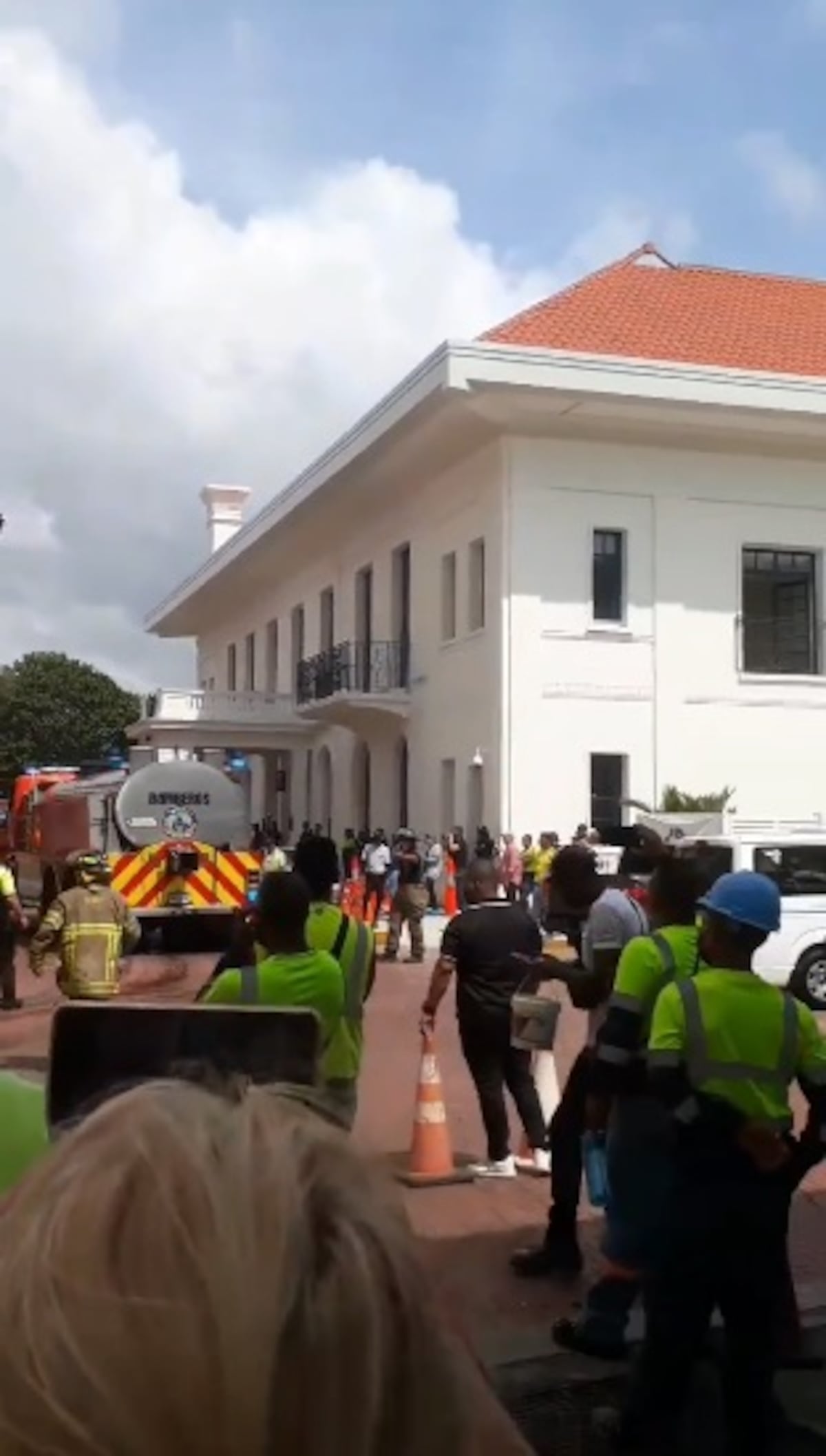 Conato de incendio en hotel próximo a inaugurar en el Casco Antiguo requirió varios camiones de bomberos