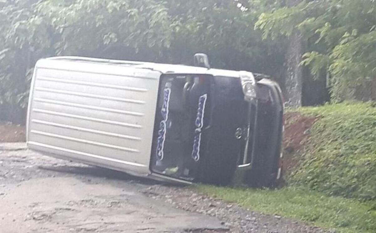 Vuelco dejó dos heridos en Cerro Azul