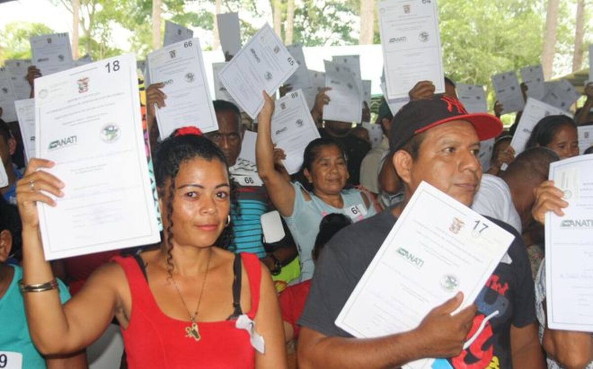 Habitantes de cuenca del Canal de Panamá reciben títulos de tierra