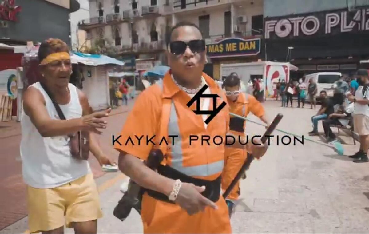 El tío ‘Japa’ la saca del estadio con ‘El Barrendero’, una protesta musical sobre el vale digital