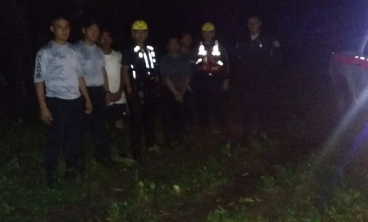 Se juegan la vida.Dos hombres fueron rescatados de noche de crecida de río