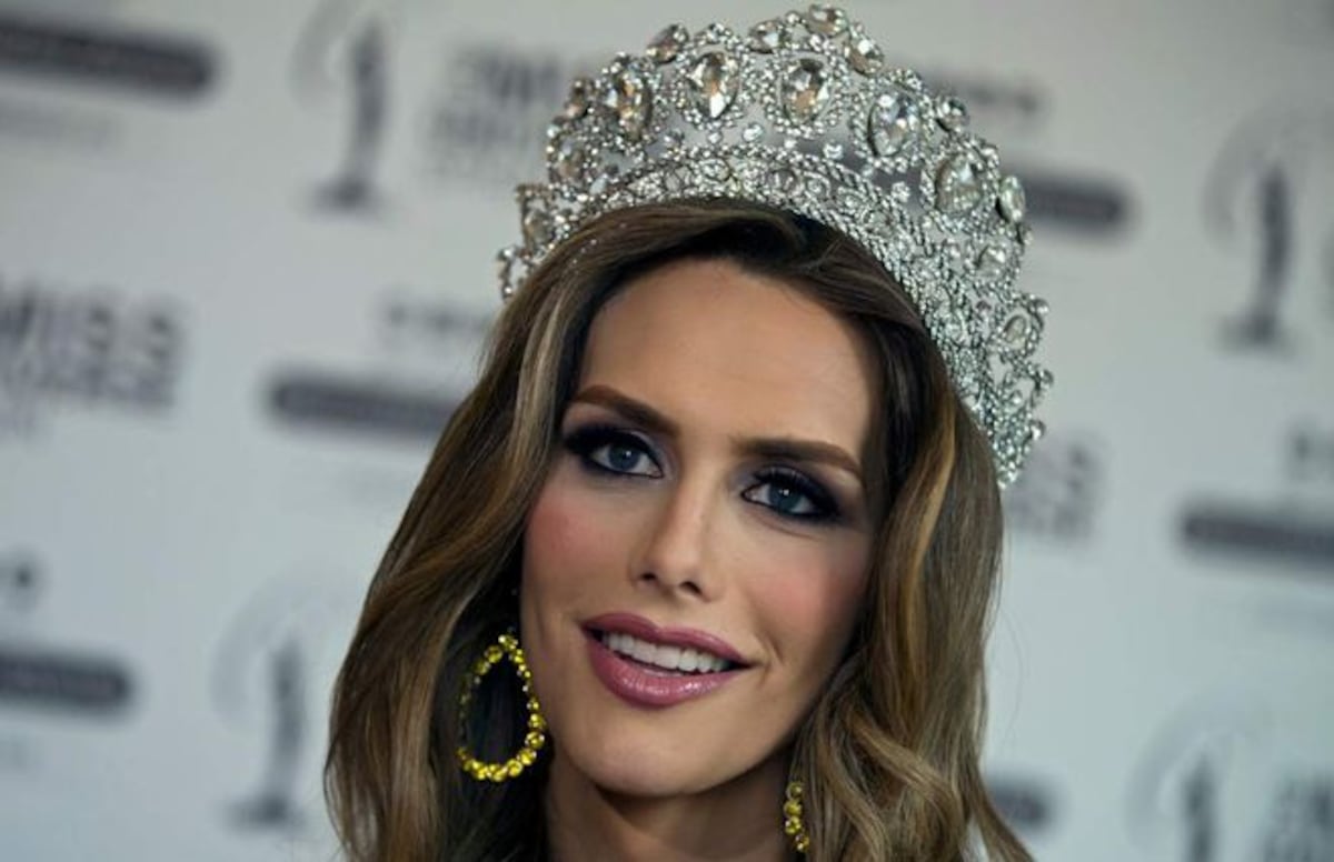 Ángela Ponce, causó controversia al mostrar su espectacular figura en bikini