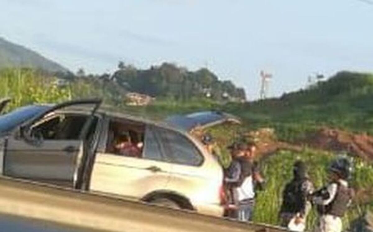 Los capturan.Llevaban presunta droga en una silla de bebé.Policía no come cuento