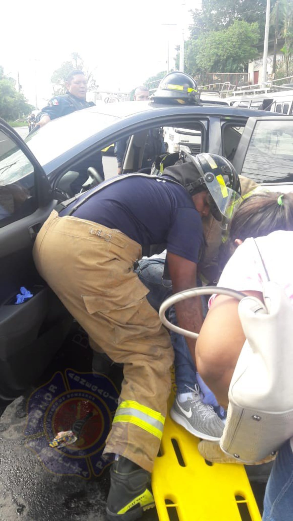 Cámara de vigilancia capta el tremendo impacto frontal de dos autos en Cabuya