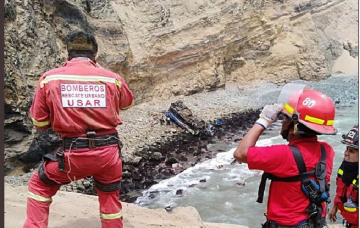 ¡TRAGEDIA EN PERÚ! Bus cae por precipicio y mueren 25 personas (FOTOS)