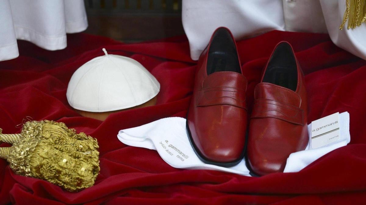 ¿Por qué los papas usan zapatos rojos?