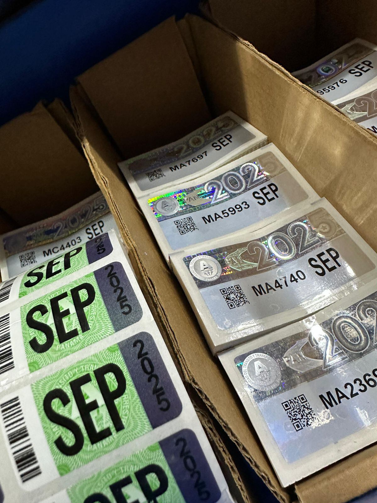 Evite multas: calcomanías de septiembre ya están disponibles en el centro de placas