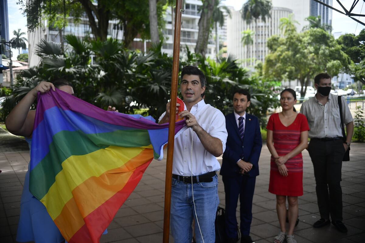 Arranca el Mes del Orgullo con la izada de  la bandera multicolor