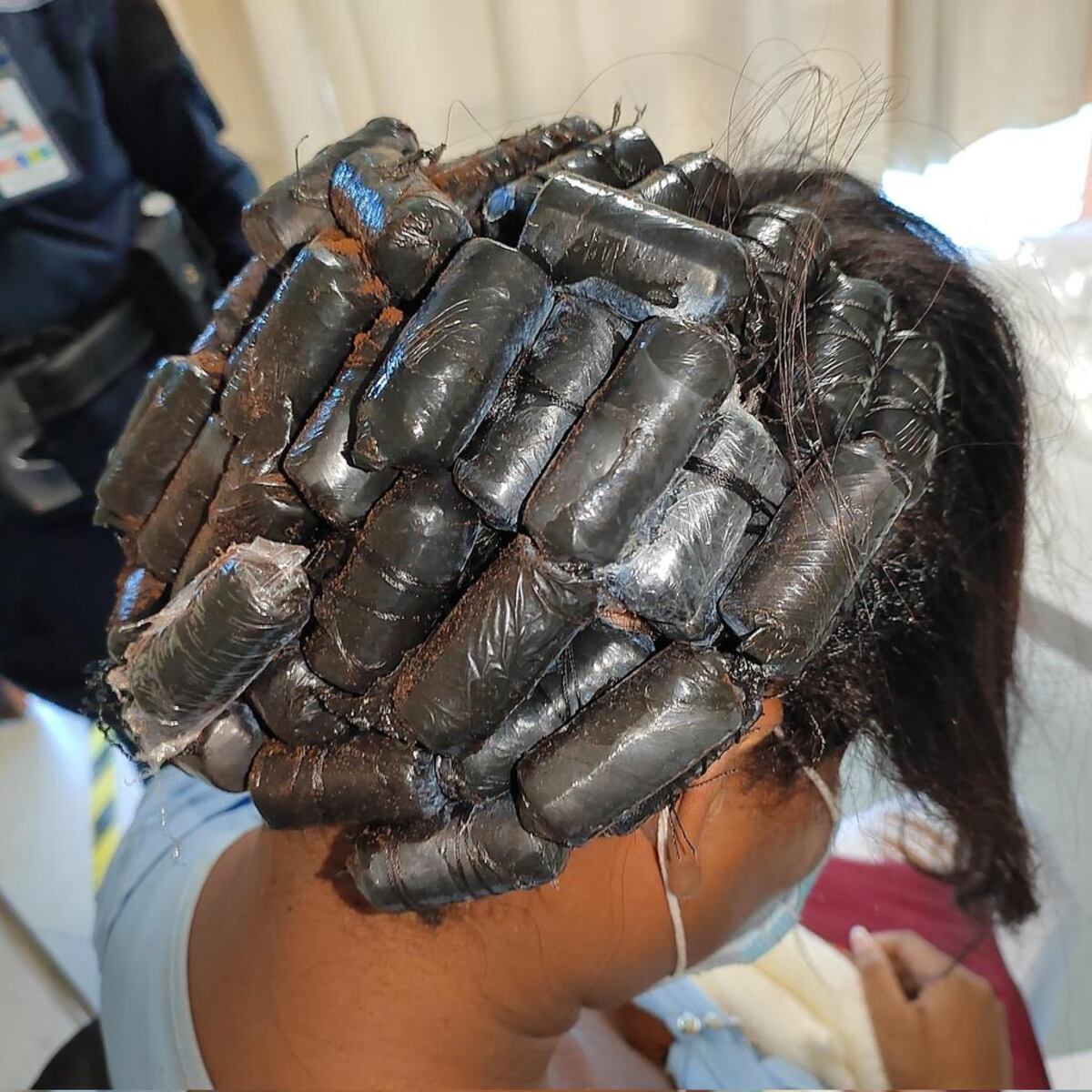 Colombiana que transportaba droga en su cabello es sentenciada a 108 meses de prisión