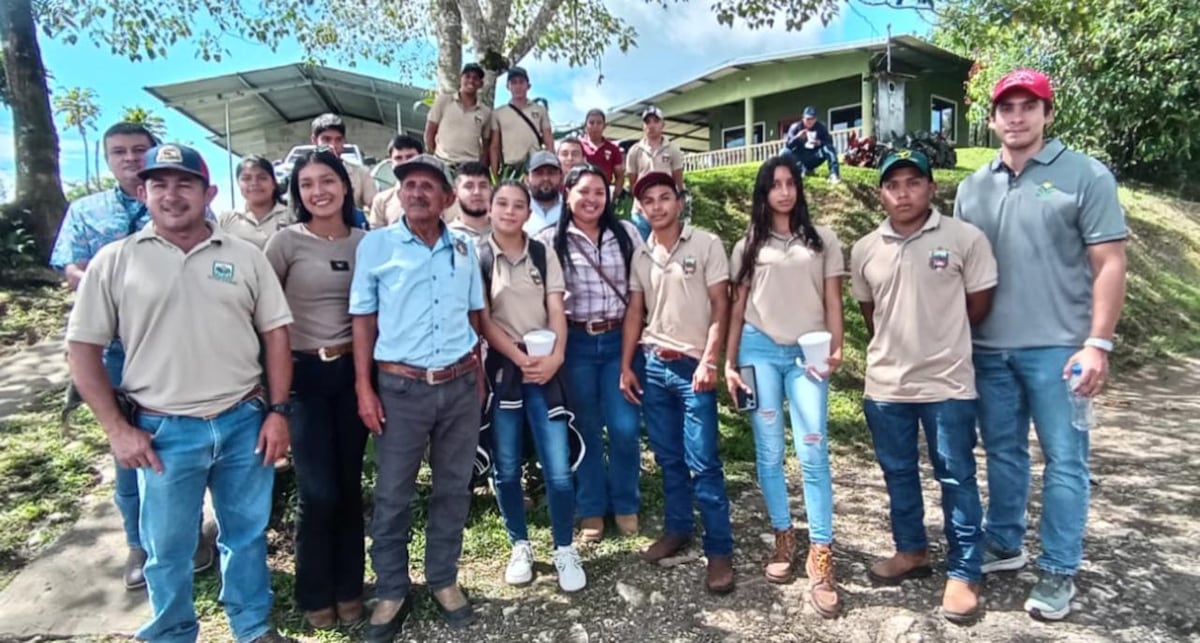 Inseminación artificial impulsa el hato lechero en Renacimiento