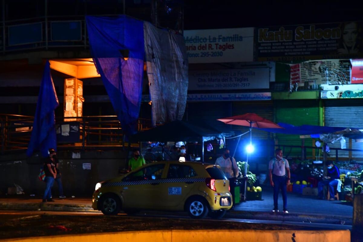 Hombres siguen mostrando su rebeldía en el toque de queda