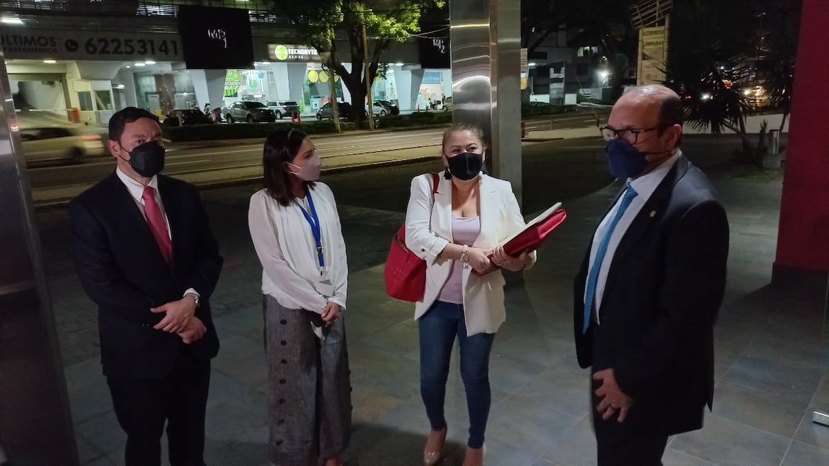 Supuesta víctima de esterilización forzada se reúne con el defensor del Pueblo. Video