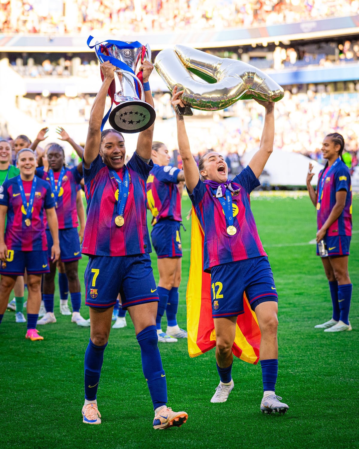 Barcelona aplasta al Lyon y reina otra vez en Europa