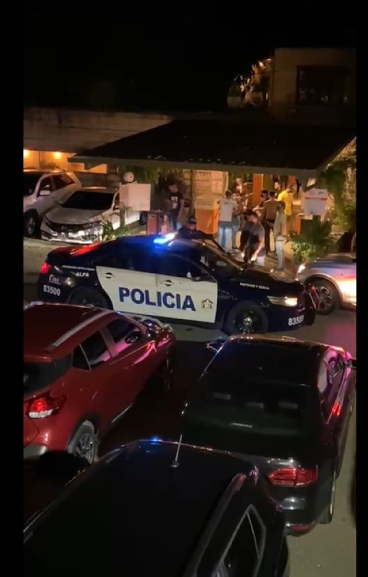 Quedaron debajo de las mesas. Balacera frente a restaurante en San Francisco deja al menos 2 heridos. Video