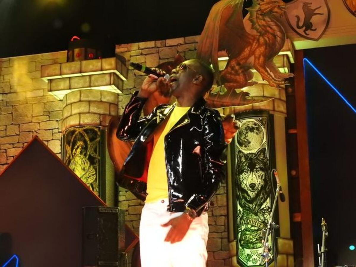 Tras revuelo, Dorindo se trepa a la tarima. Así le fue...