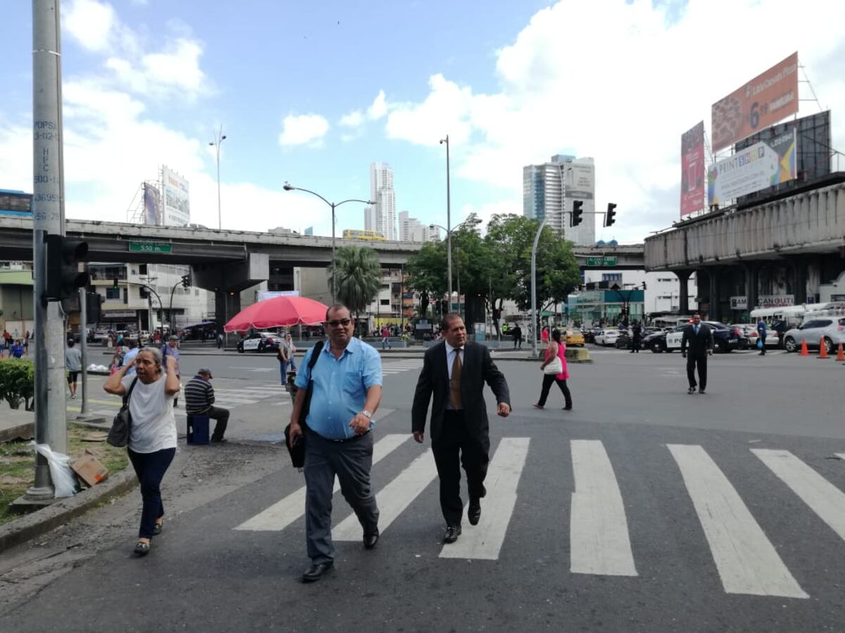 Jubilados cierran la 5 de Mayo y hacen caminar a los diputados por su aumento