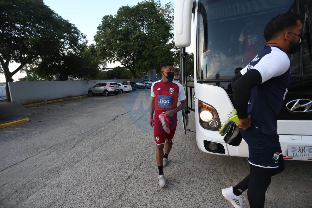Nada de covid. Thomas Christiansen reaparece en el Rommel Fernández