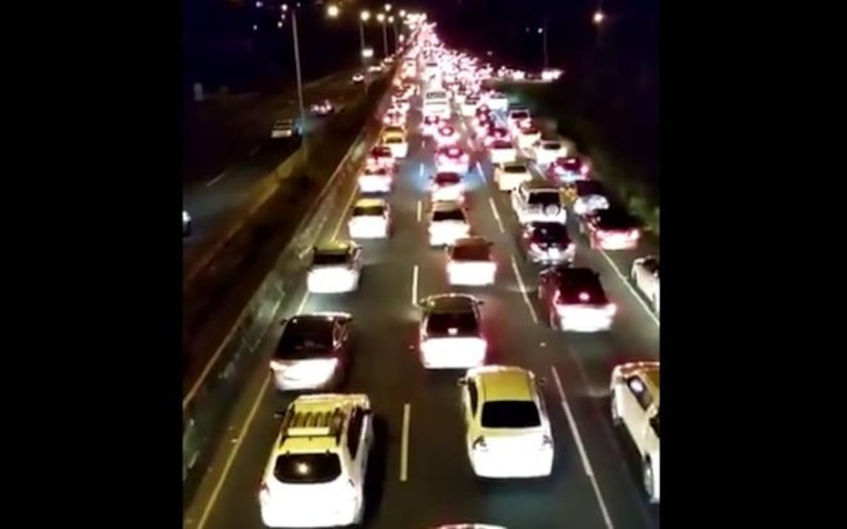 ¡Cansados! Moradores del Oeste protestan con intermitentes por tranque