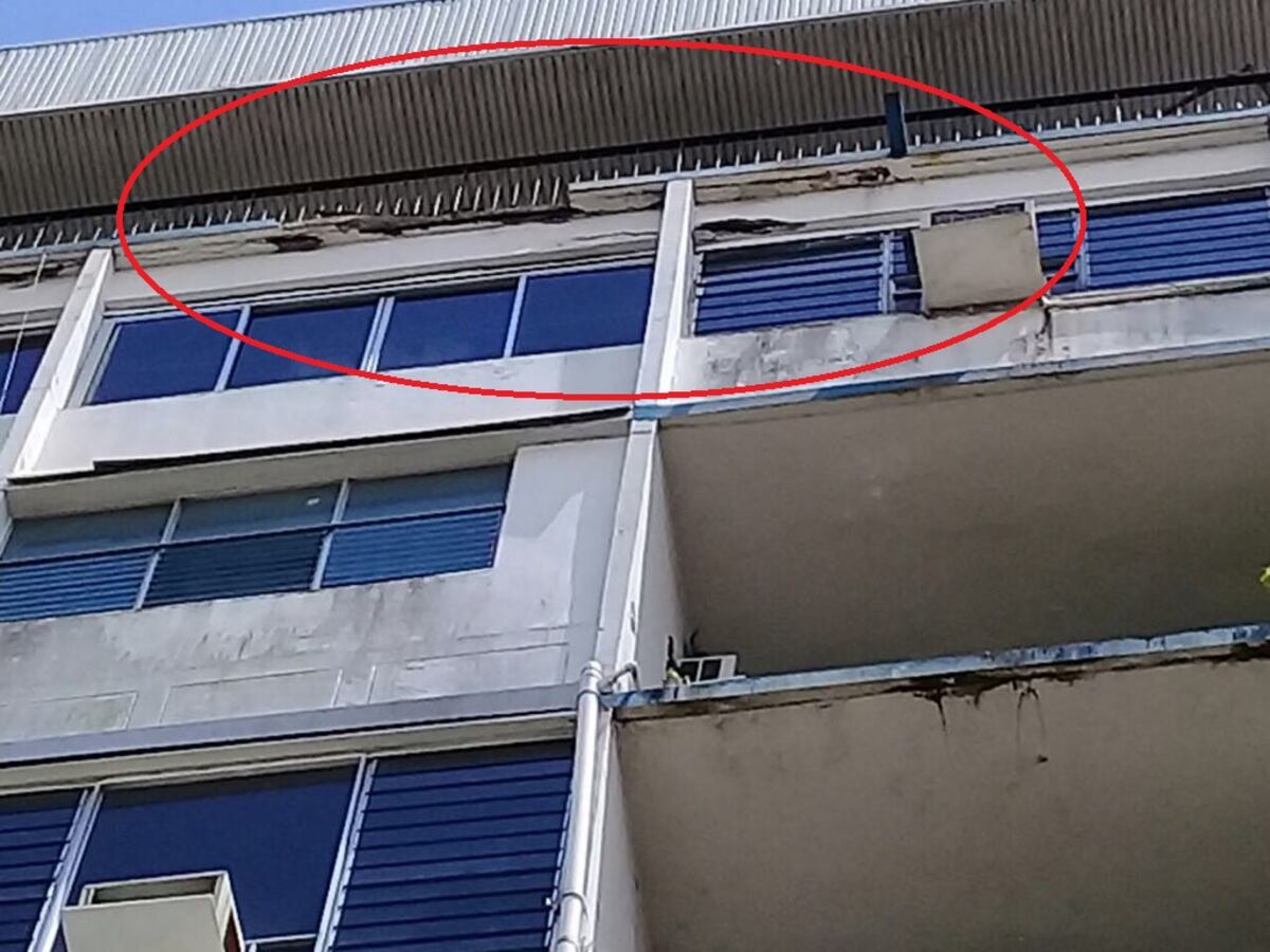 ¡LO ÚLTIMO! Se cae losa en el Complejo Hospitalario de la CSS en Transístmica