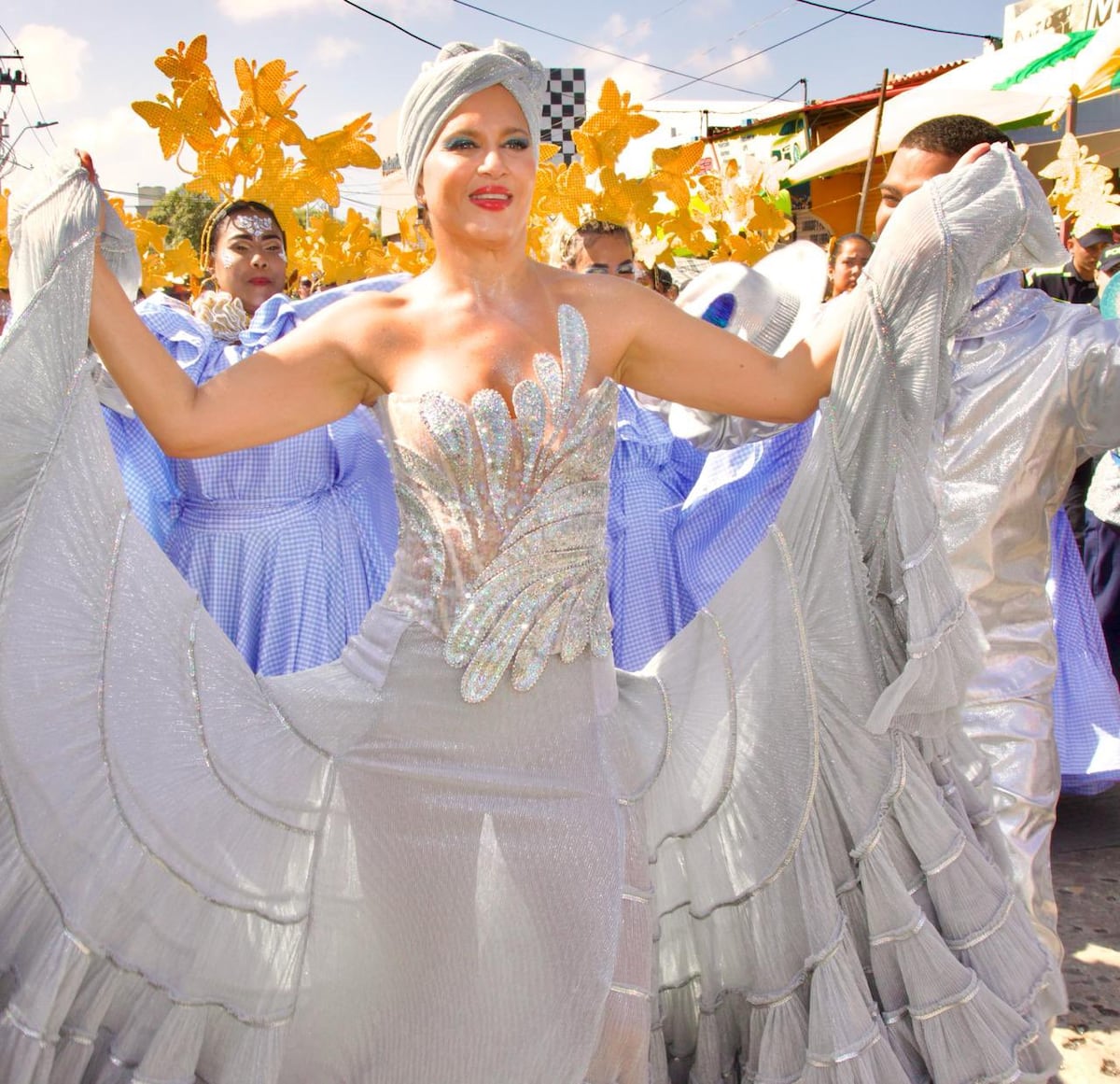 Primera dama colombiana es abucheada en pleno Carnaval. Abandona el desfile y revela el inesperado motivo