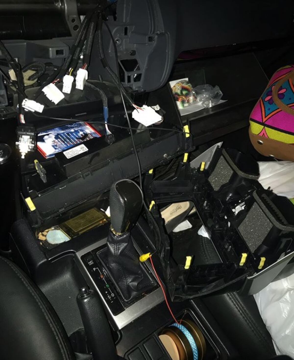 Le rompen la ventana y le hurtan objetos al carro de Karen Peralta