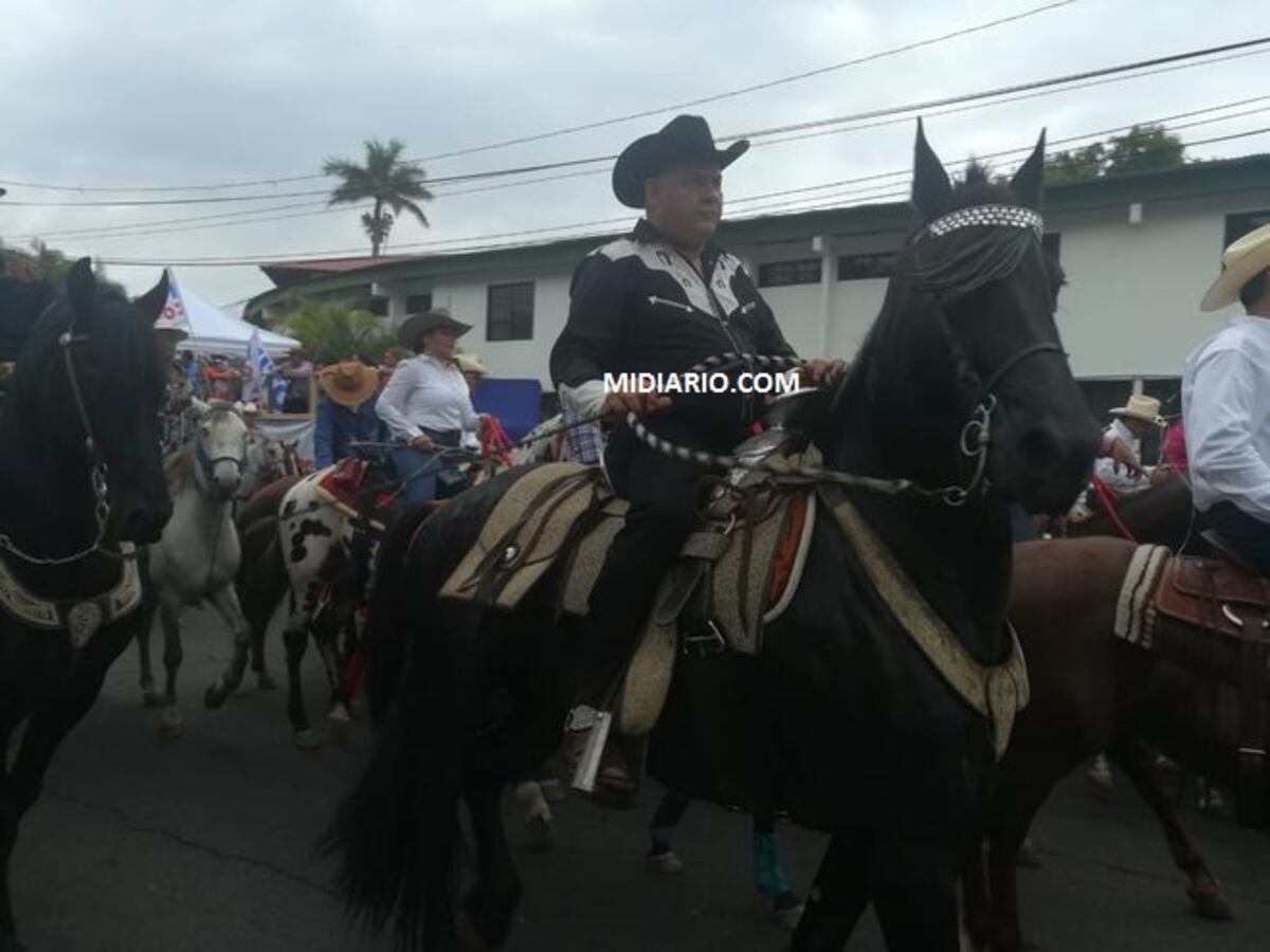 Papá de diputada Athanasiadis le metió su puñete a diputado Benicio Robinson