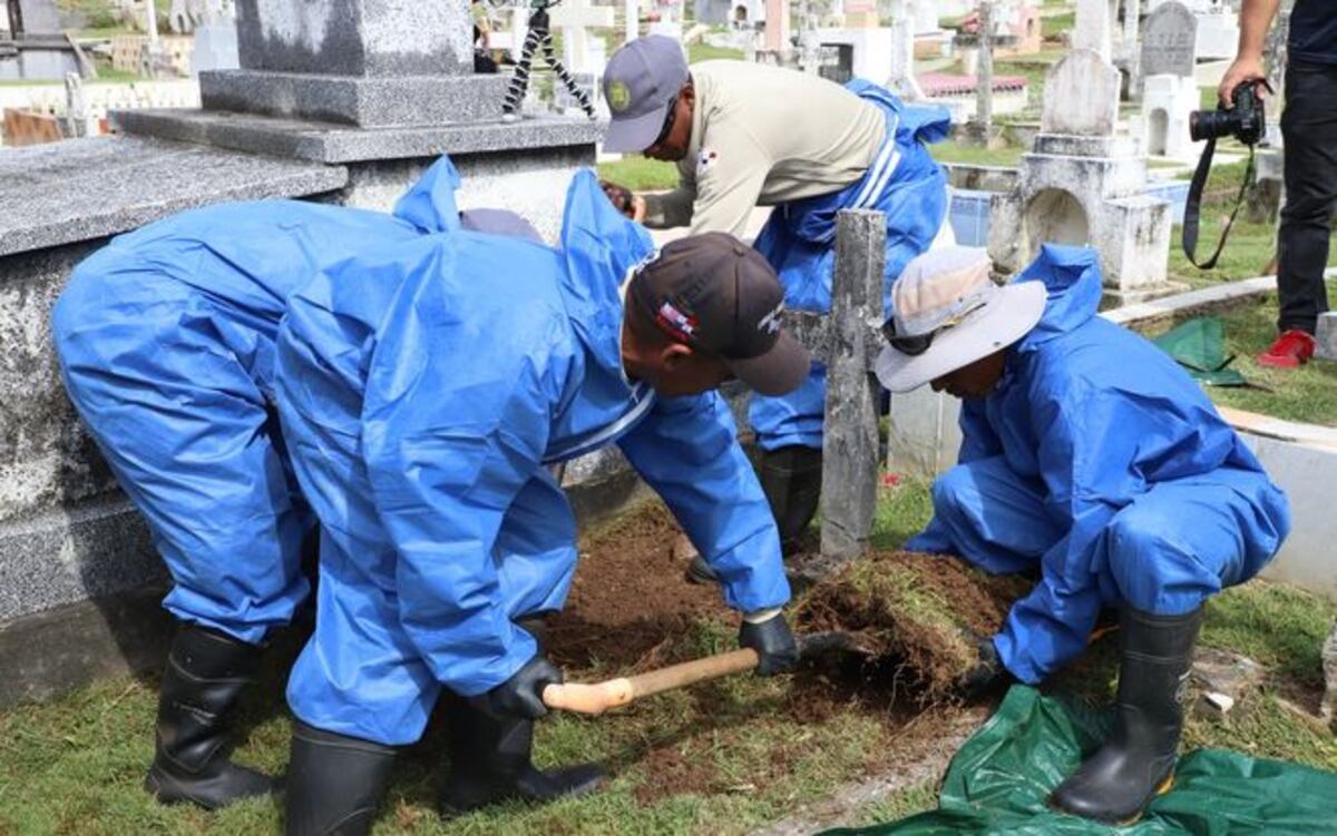Exhuman los restos del inventor del submarino moderno en el cementerio Amador