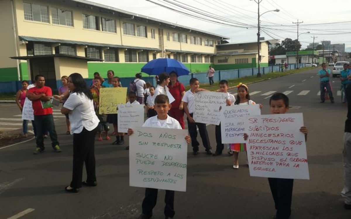 ¡SE EMBERRACAN! Docentes cierran vías por atraso en construcción de Escuela AJS